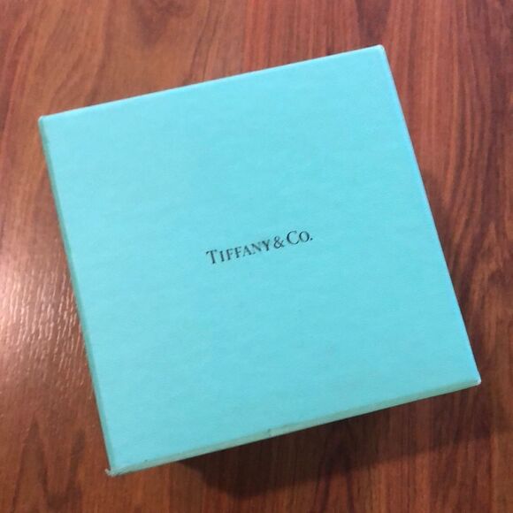 Tiffany large blue box. - Picture 1 of 5